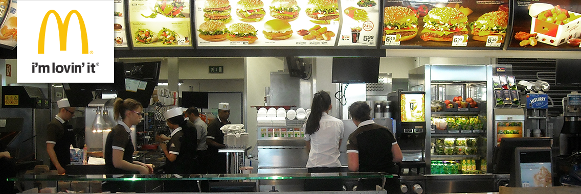 McDonalds Filiale Counter mit Logo links oben