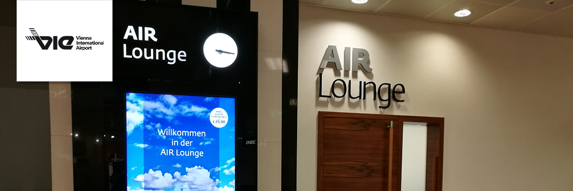 Ausschnitt der Flughafen Wien Air Lounge mit Logo links oben