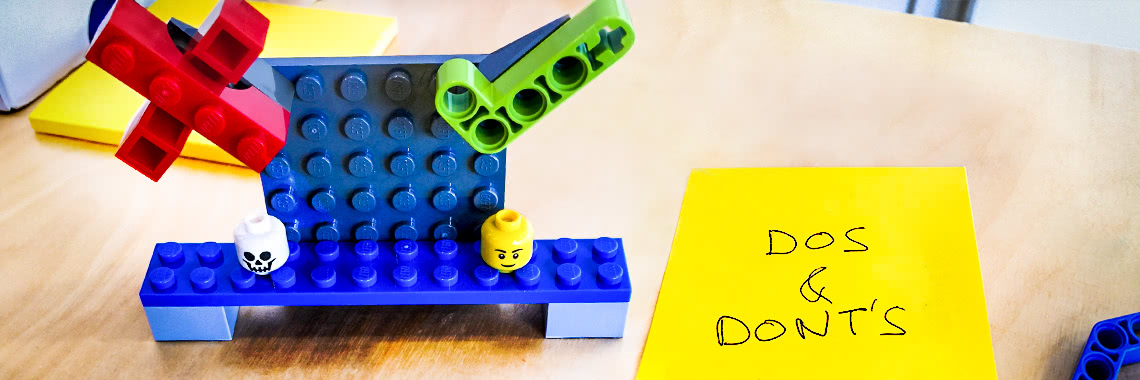 Lego Bauteile mit rotem X und gruenem Hakerl und einem gelben PostIt auf dem DOs & DON'Ts steht